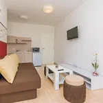 One-bedroom In Apartment Vir